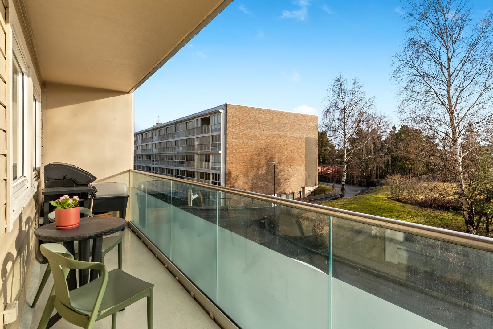 Her kan du nyte en rolig morgenstund med kaffe og avis, eller få en deilig frokost ute i sommermånedene. Galleribilde