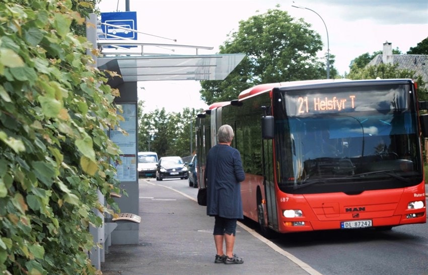 Umiddelbar nærhet til bussholdeplass. Galleribilde