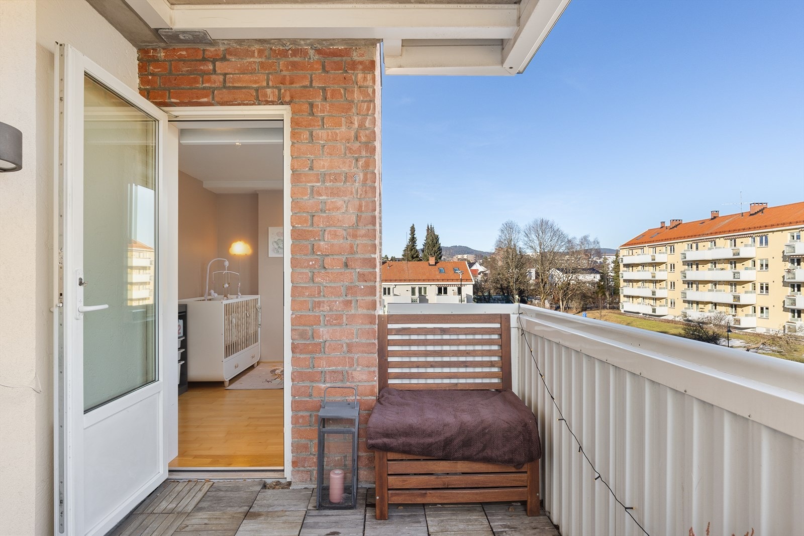 Fra det lille soverommet er det utgang til en balkong på ca. 6,5 m². Åpent og luftig. Galleribilde