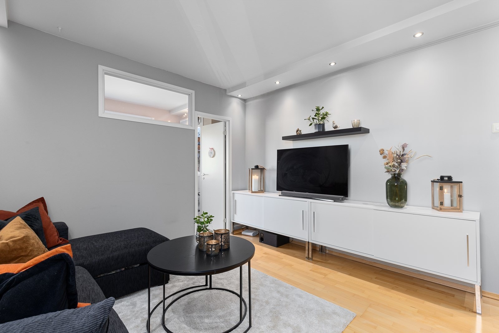 I stuen er det satt opp en lettvegg og det er etablert et ekstra soverom. Galleribilde