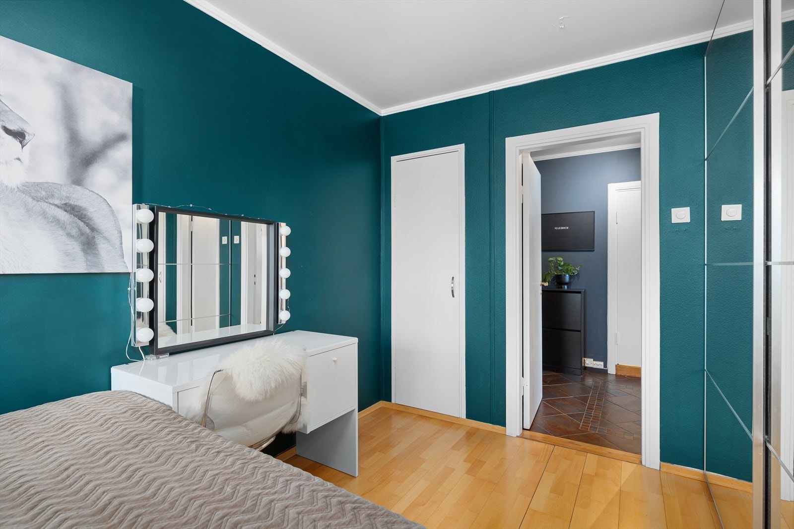 I tillegg til skyvedørsgarderoben er det et plassbygget skap og plass til hjemmekontor. Galleribilde