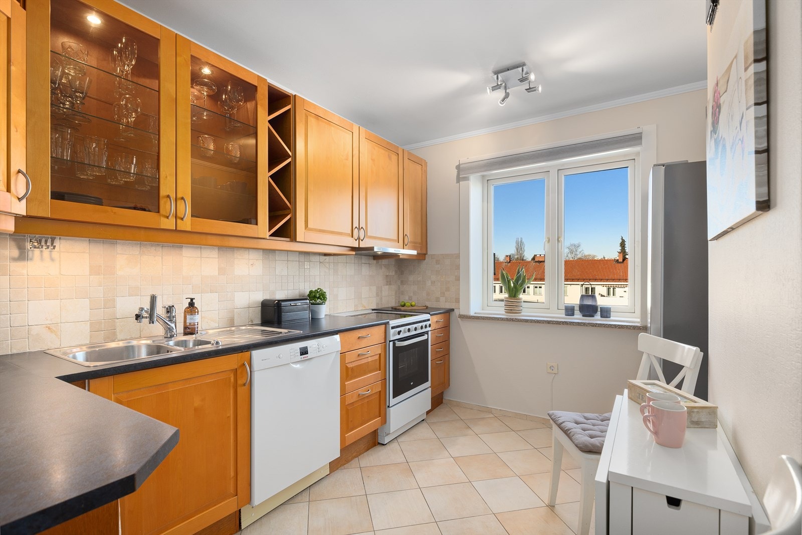 Kjøkkenet er av god størrelse og det har godt med benkeplass og oppbevaringsplass. Galleribilde