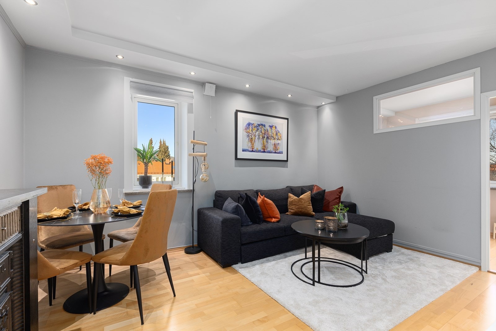 Stuen er det naturlige tilholdsstedet i leiligheten, med god plass til en sofagruppe, spisegruppe og annet ønskelig møblement. Galleribilde