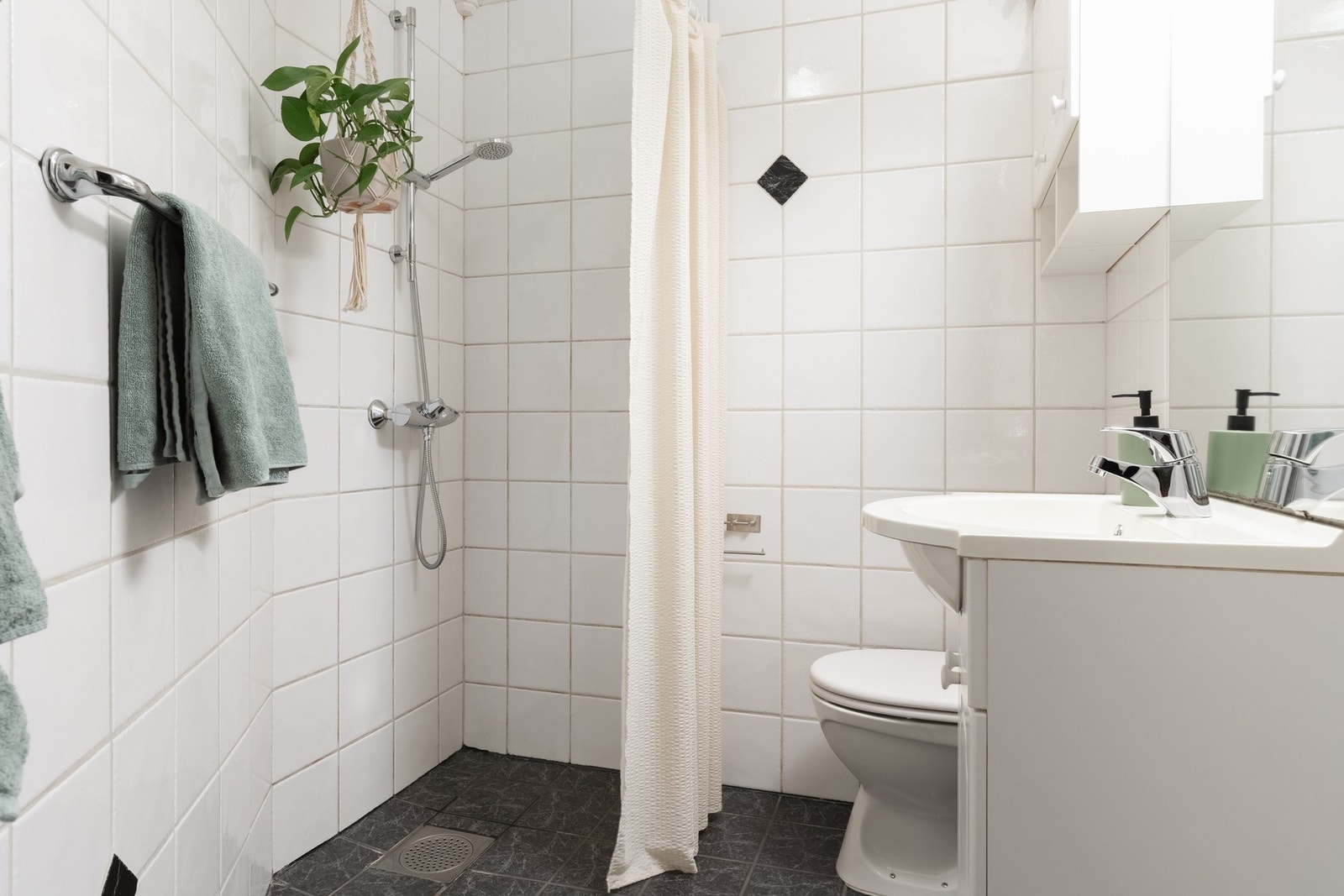 Badet er målt til ca. 3 kvm. Det er fliser på gulv og vegger, samt varmekabler i gulv. Galleribilde