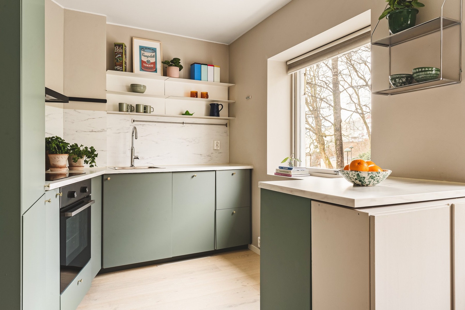 Her er det rikelig med benke- og skapplass, perfekt for den matglade! Galleribilde