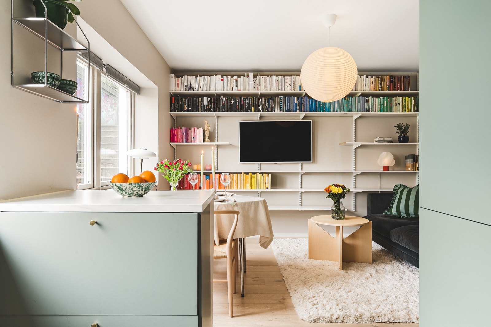 Kjøkkeninnredningen består av slette fronter, laminat benkeplate, vask, waterguard, platetopp, ventilator, stekeovn og oppvaskmaskin. Galleribilde