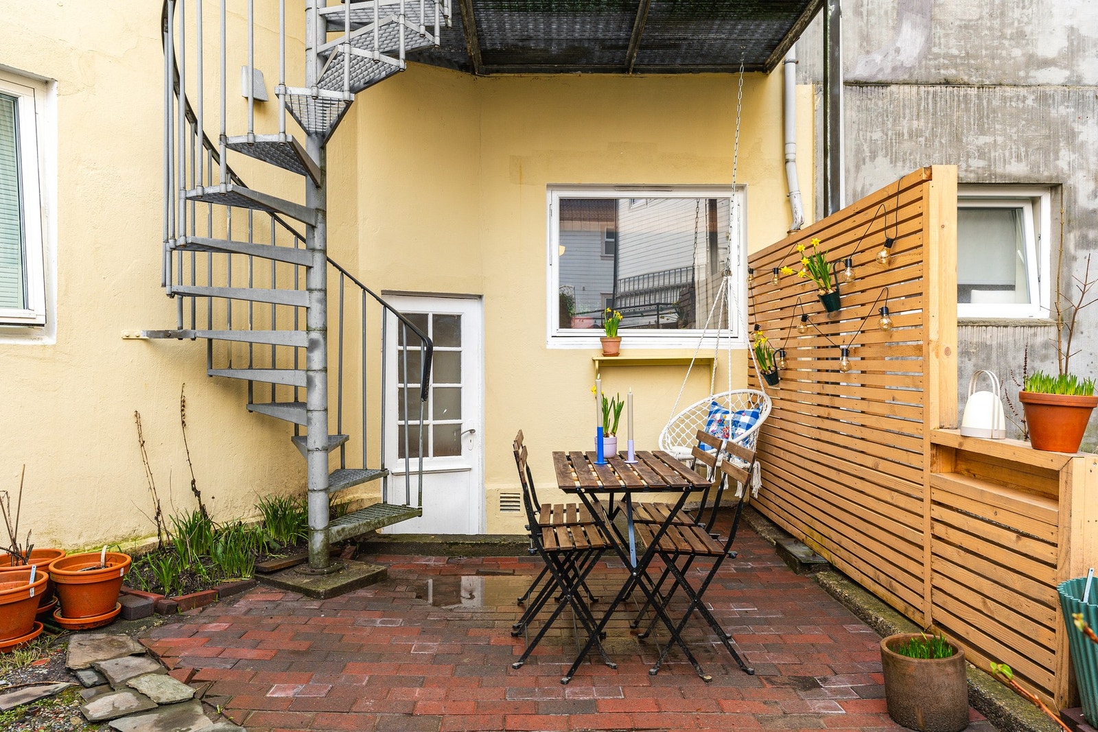 Bakgården til sameiet- Ideelt for avslapning eller sosiale sammenkomster. Galleribilde