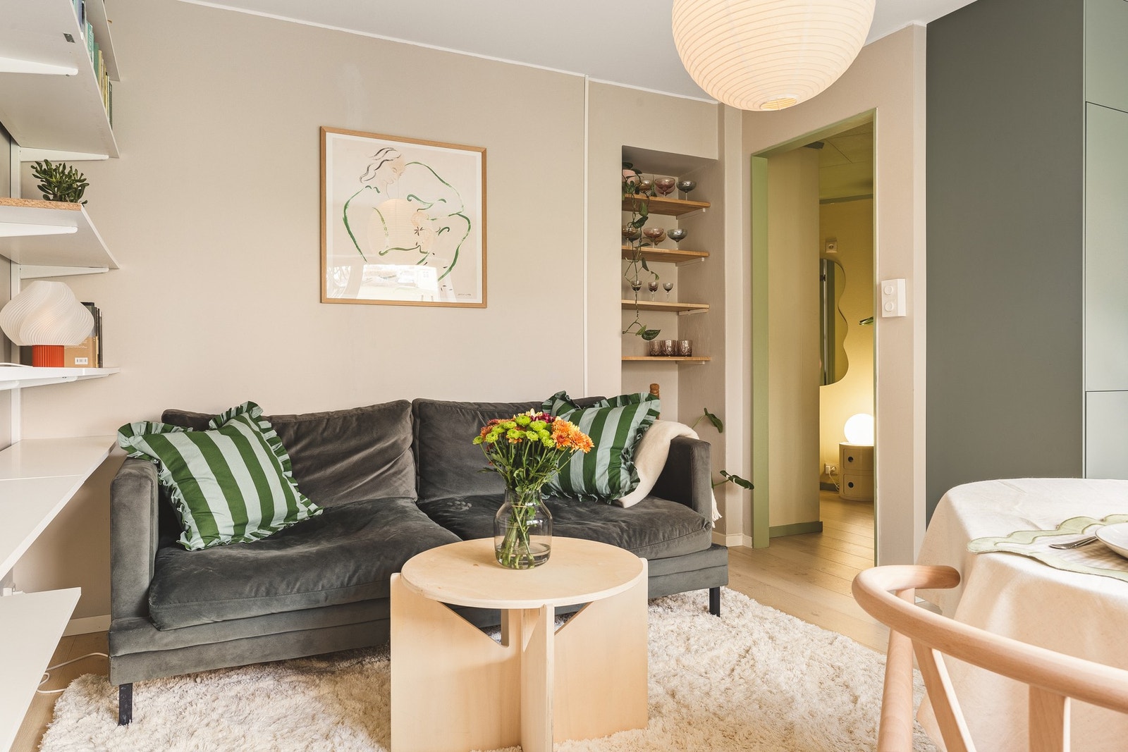 Vegger er malt i tidsriktige farger, samt store vindusflater som sørger for rikelig med innslipp av dagslys. Galleribilde