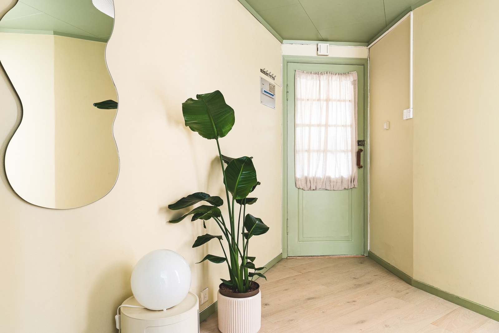 Velkommen inn! Trivelig entré med plass til garderobeskap og lignende til yttertøy. Galleribilde