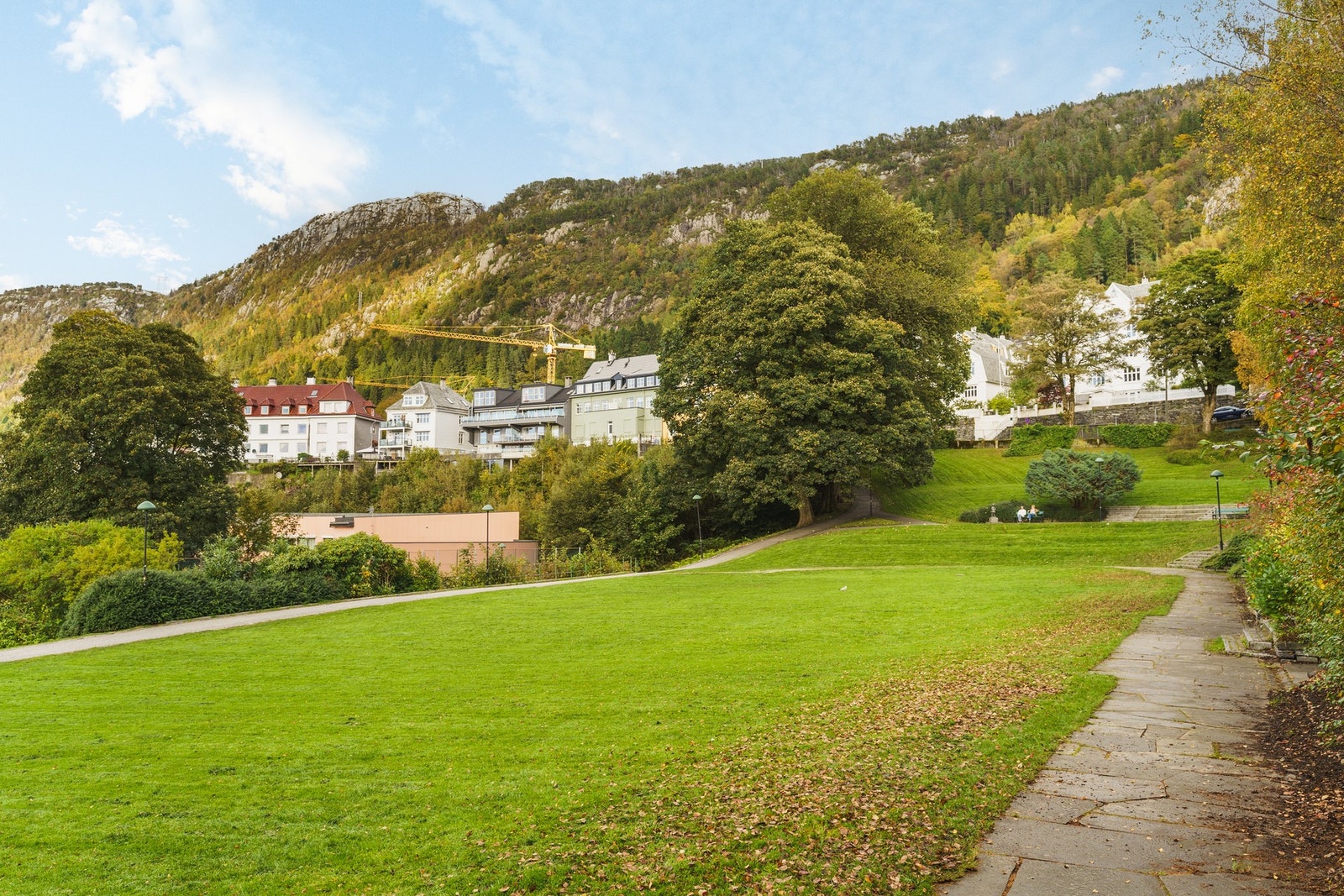 Boligen ligger i en stille og fredelig gate som gjør at du ikke tenker over hvor nær du er bykjernen. Galleribilde