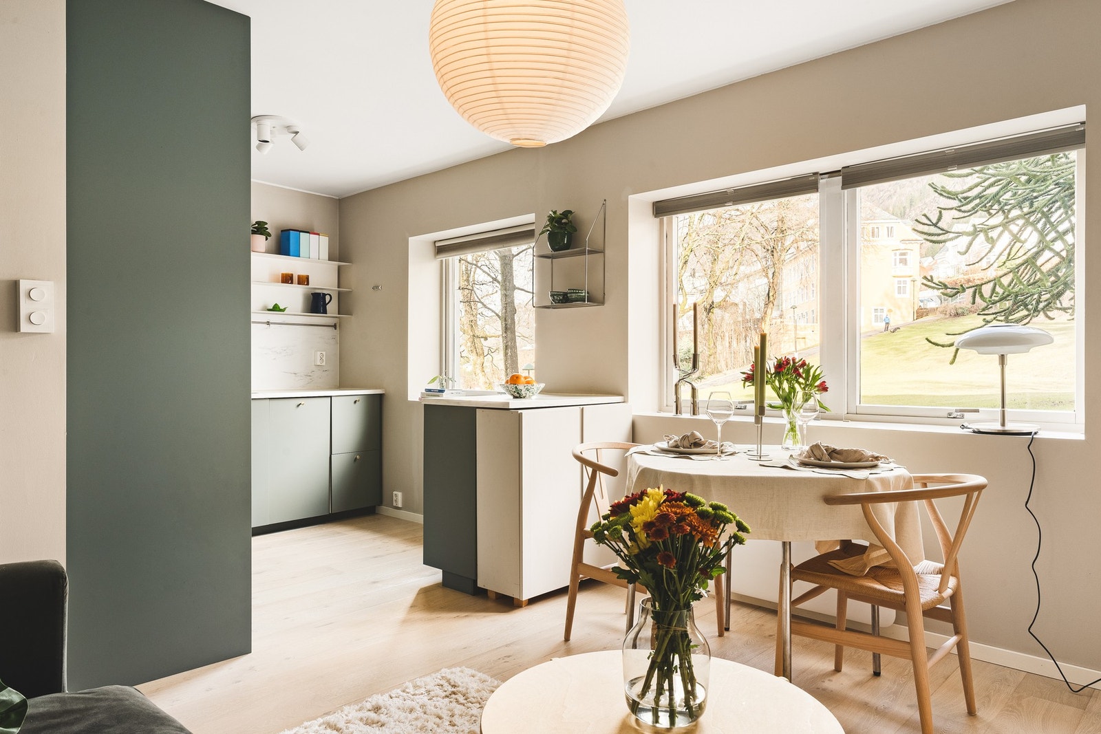 Leiligheten har en åpen stue/kjøkken-løsning som gir en god romfølelse. Galleribilde