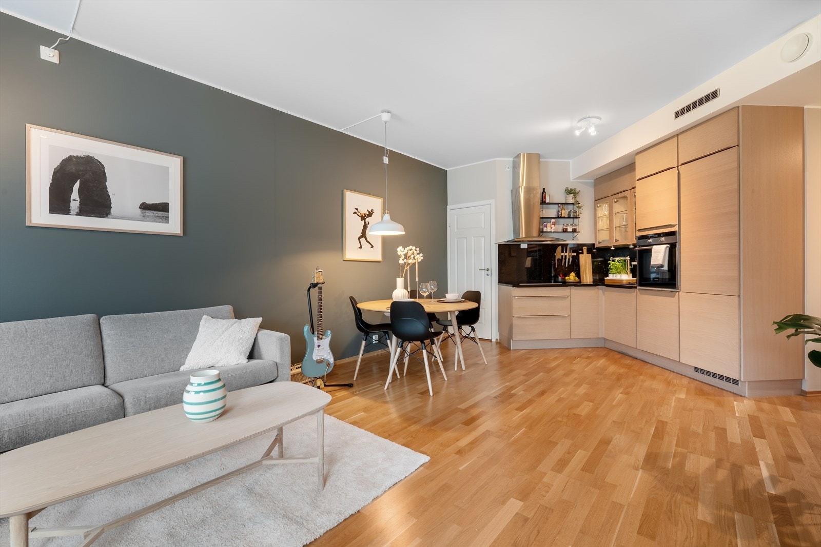- Leiligheten blir godt varmet opp av vannbåren varme med radiator - Galleribilde