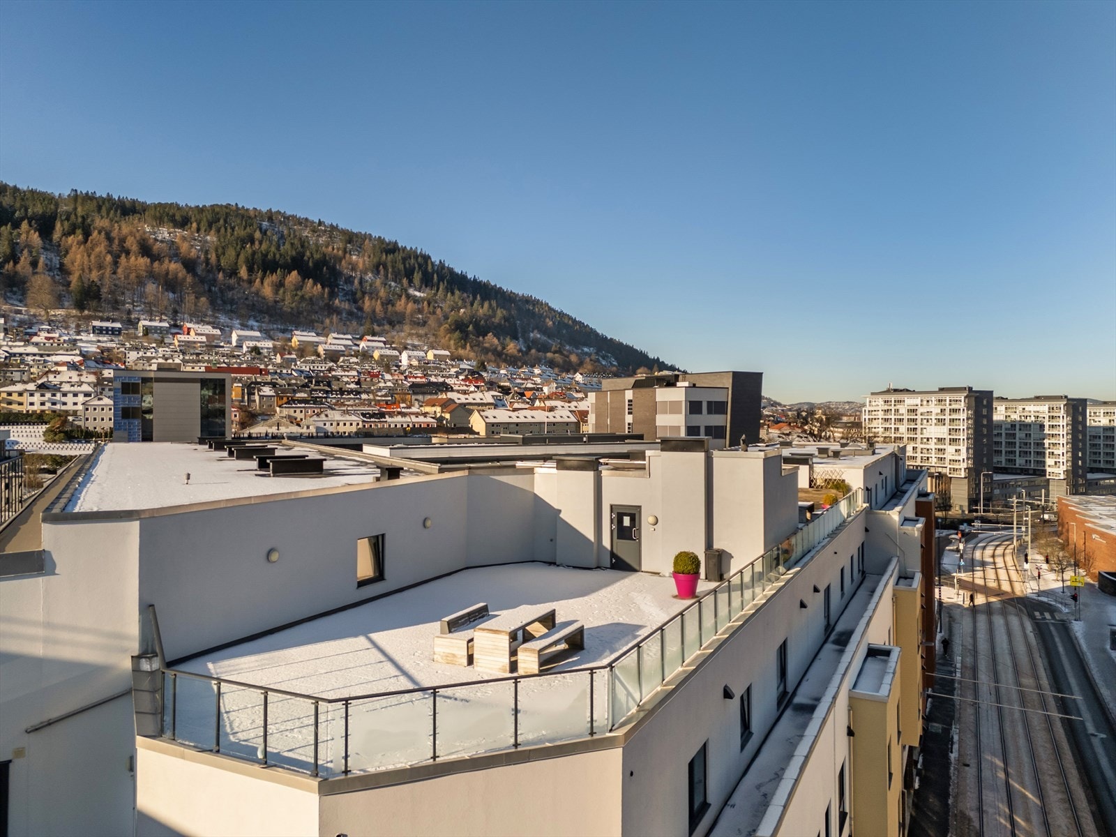 - To felles takterrasser med sol fra tidlig morgen til sen kveld, midtsommers - Galleribilde