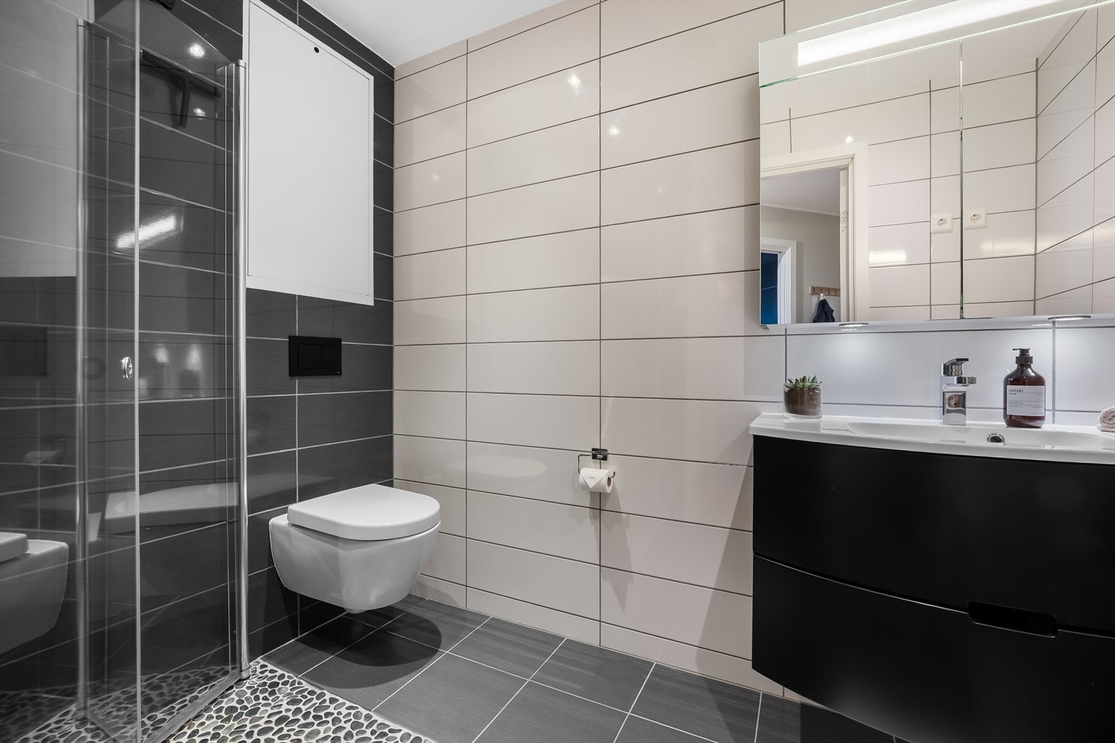 - Badet er helfliset og har varme i gulvet - Galleribilde