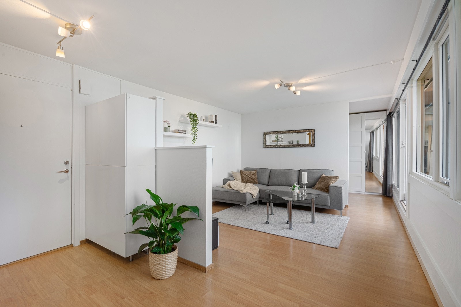 Stemningsfull stue som kan enkelt møbleres med flere sittegrupper. Galleribilde