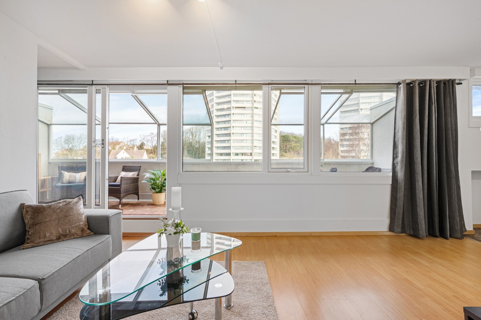 Store vinduer gir mye naturlig lys og en god romfølelse. Galleribilde