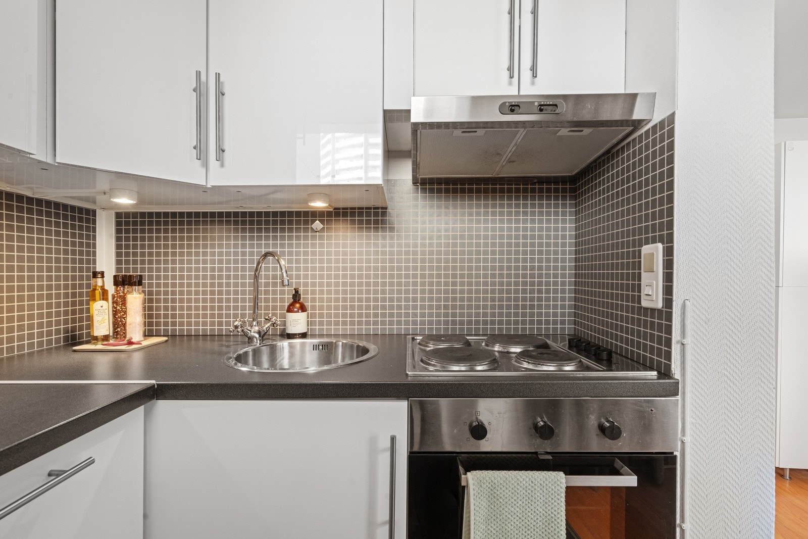 Overskapene går helt til taket og gir ekstra oppbevaringsplass. Galleribilde