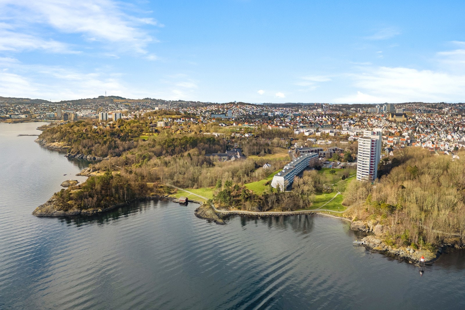 Offentlig badestrand rett nedenfor borettslaget - Kommunen setter opp stupebrett og stiger hver sommer, noe som gir et yrende badeliv. Galleribilde