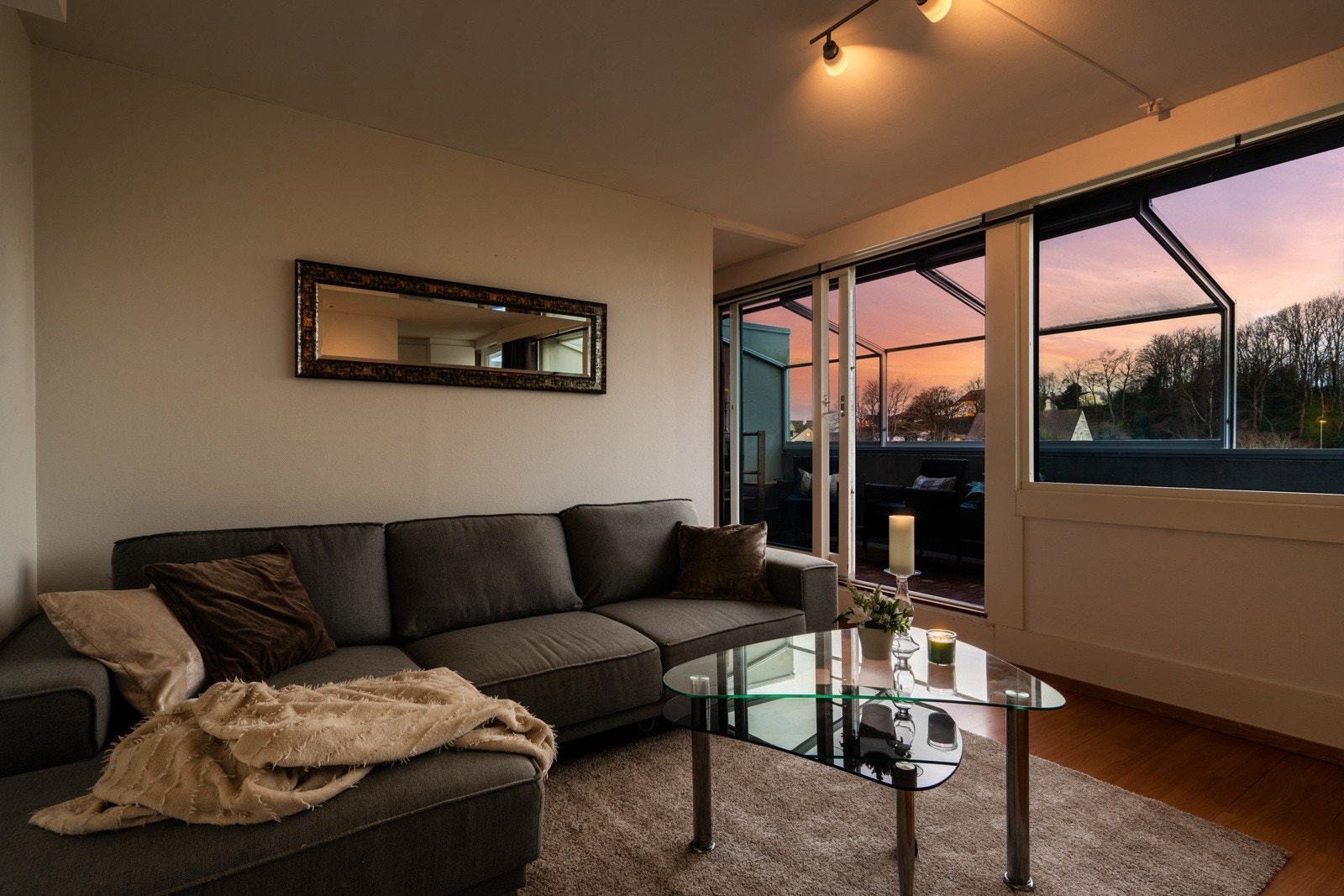 Kveldsstemning i stuen. Galleribilde