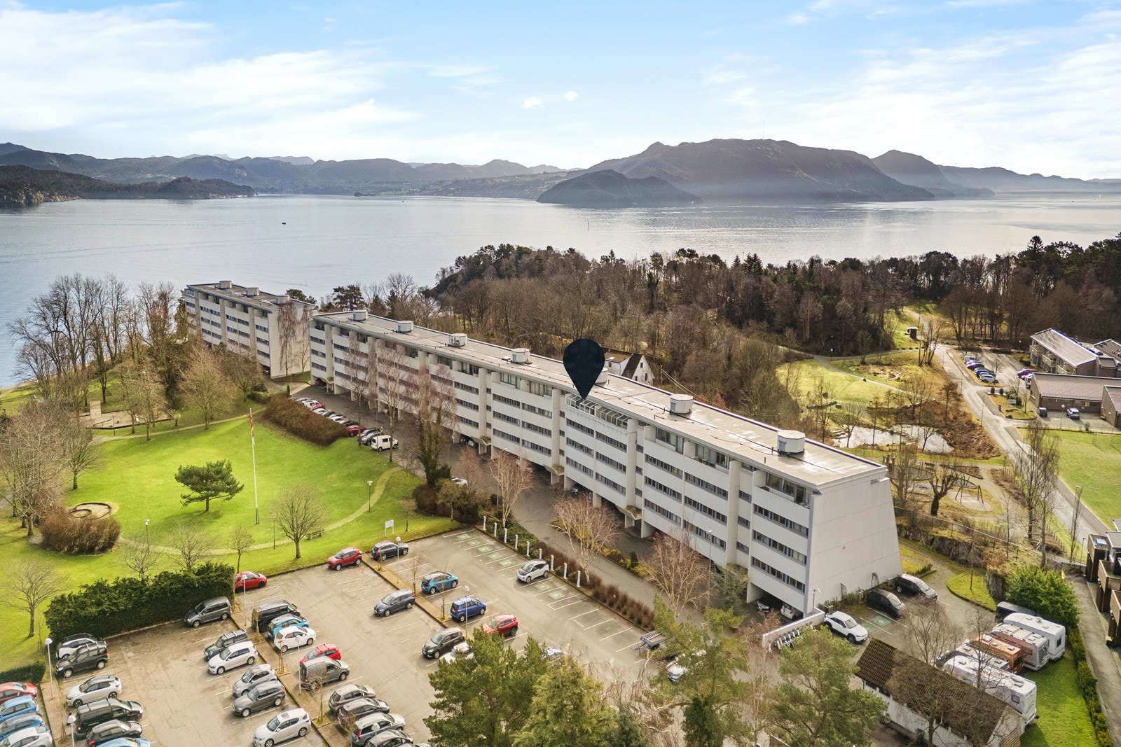 Leiligheten er omgitt av sjø, skog og flotte grøntområder Galleribilde