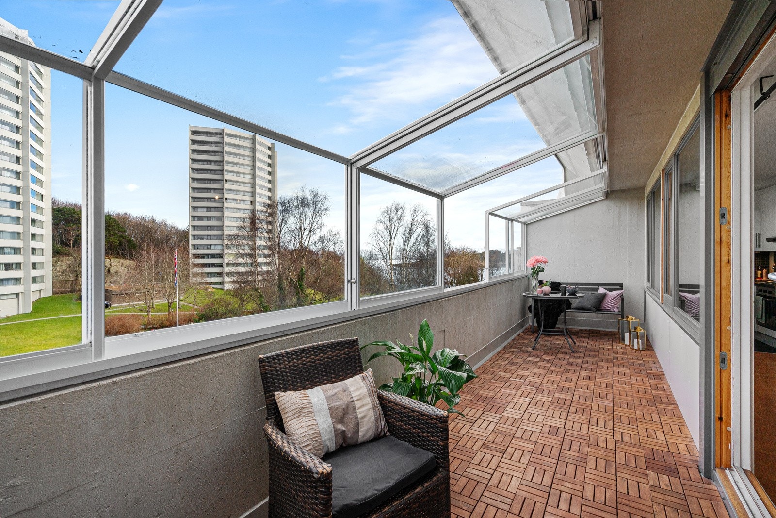 Lys og luftig innglasset balkong på 15 kvm. som kan brukes store deler av året. Galleribilde