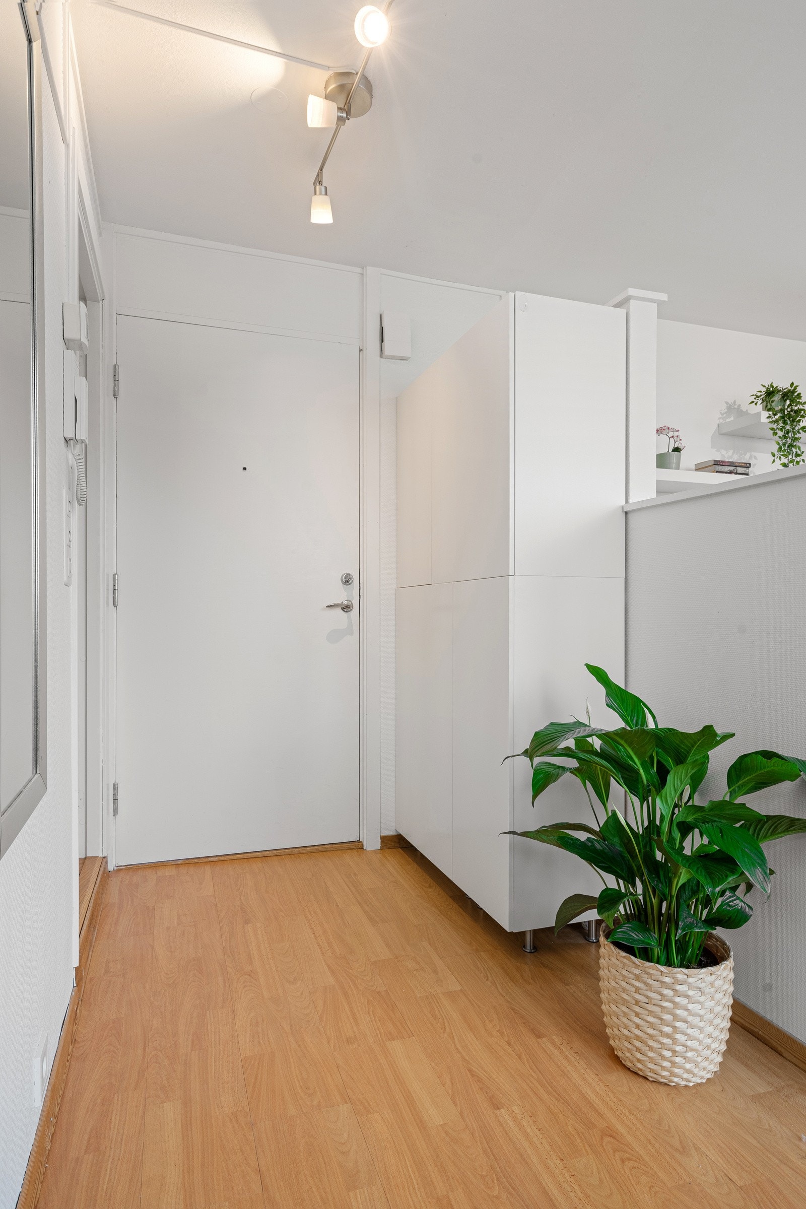 Lys og innbydende entré med gode oppbevaringsmuligheter. Galleribilde