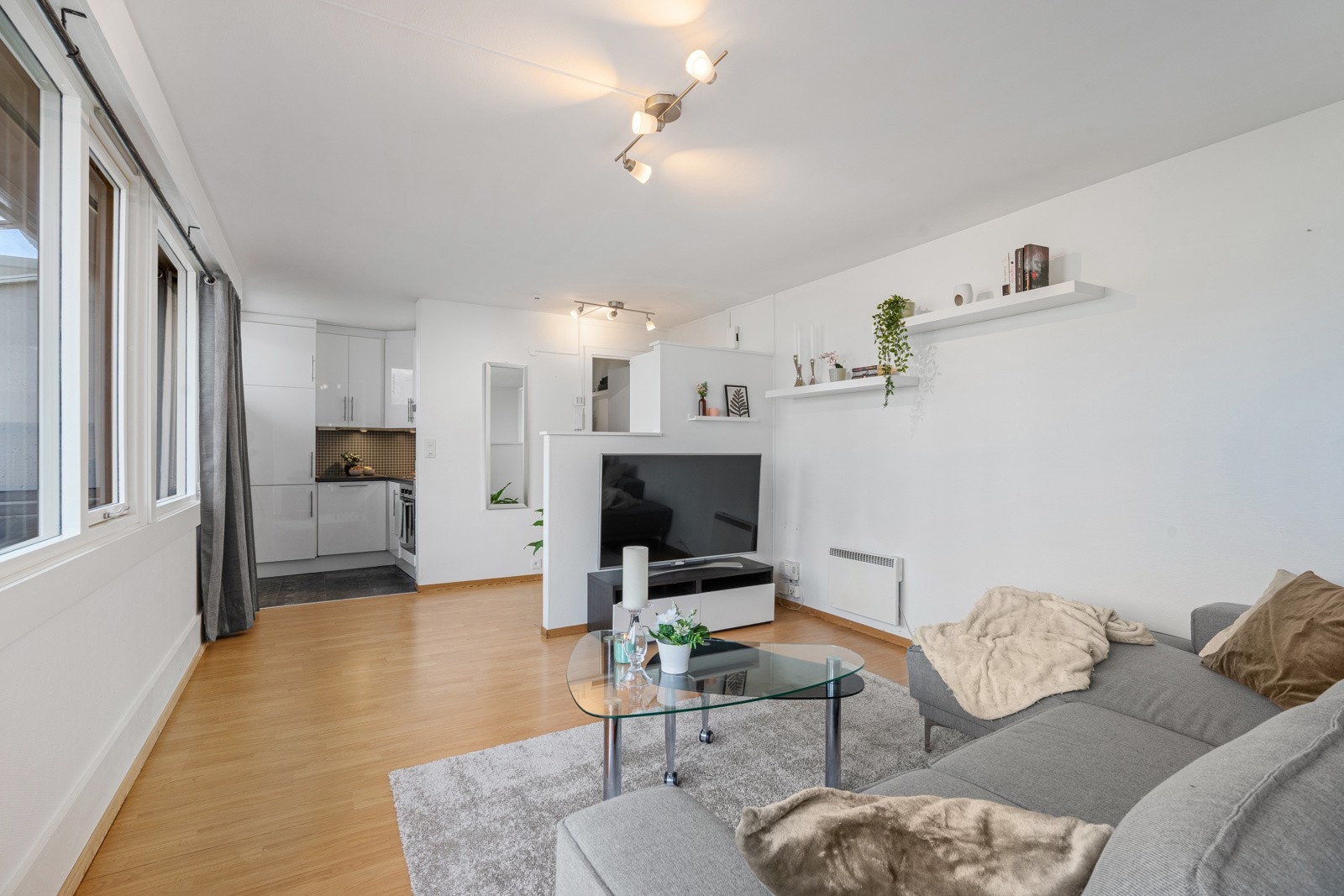 Stue og kjøkken i delvis åpen løsning gir en luftig atmosfære. Galleribilde