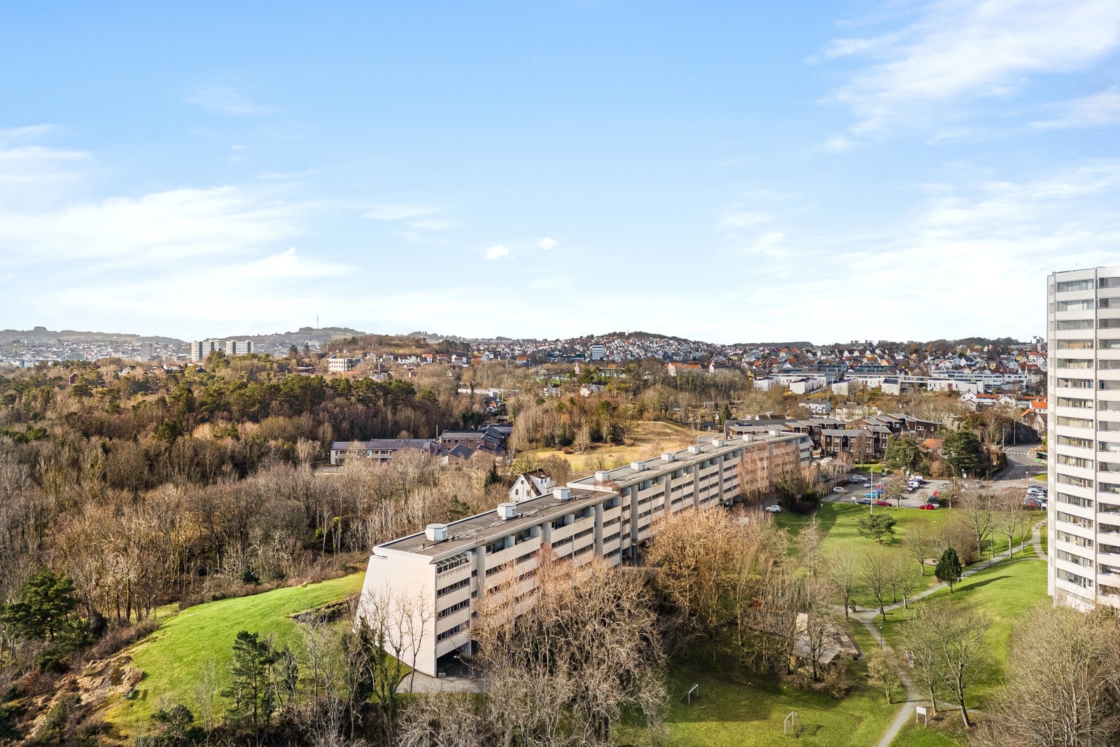 Rosenli er en del av Stavanger Øst, en av byens mest trendy bydeler. Her finner du et rikt utvalg av restauranter, ølbarer og kulturtilbud, noe som gjør området ekstra attraktivt. Galleribilde