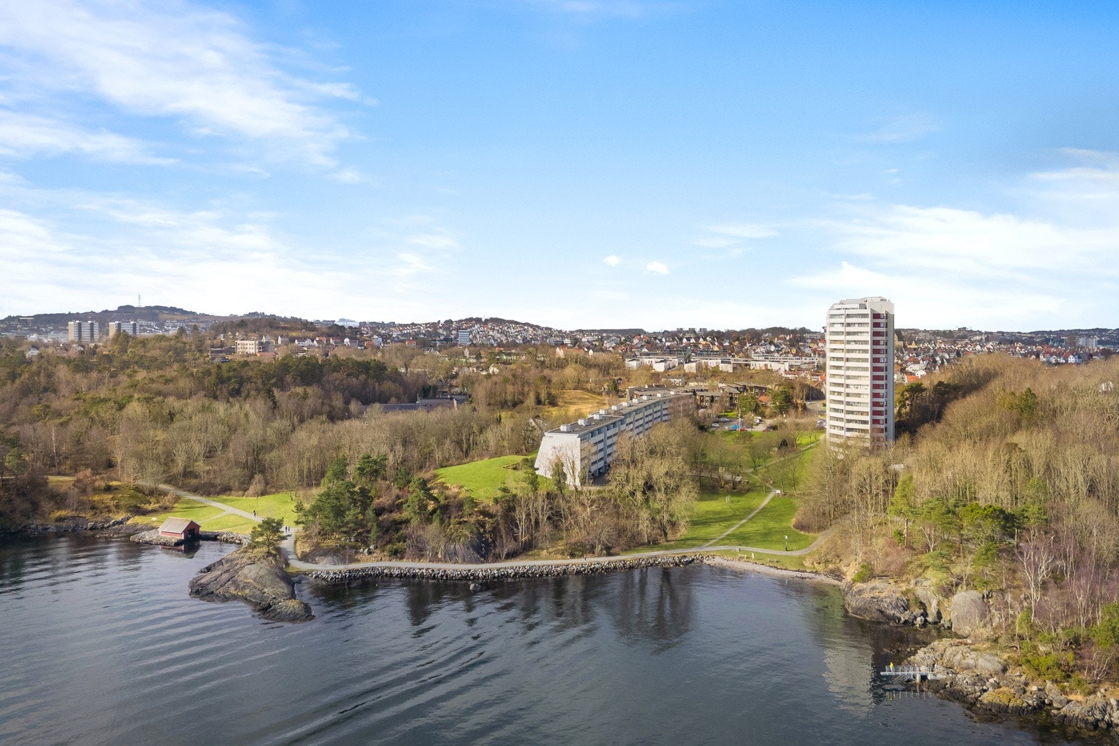 Gangvei langs sjøen fra Breivig til Hillevågsvatnet gir gode turmuligheter året rundt. Galleribilde