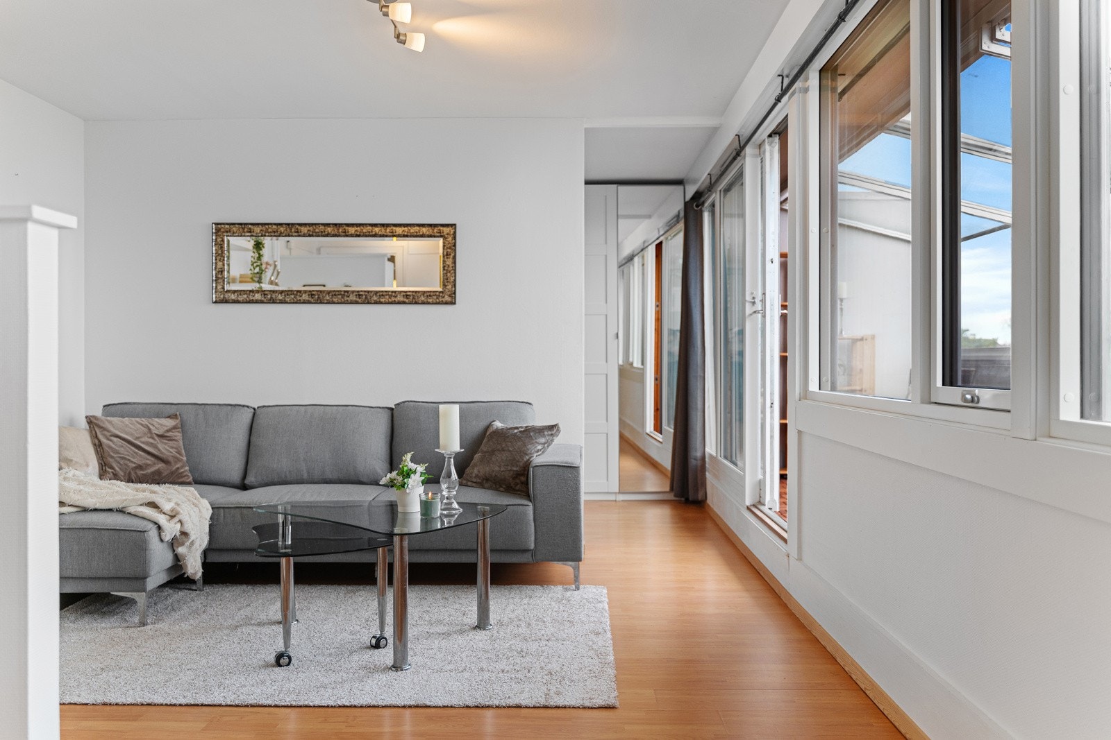 Innbydende oppholdsrom med nøytrale farger og god plass til møblering. Galleribilde