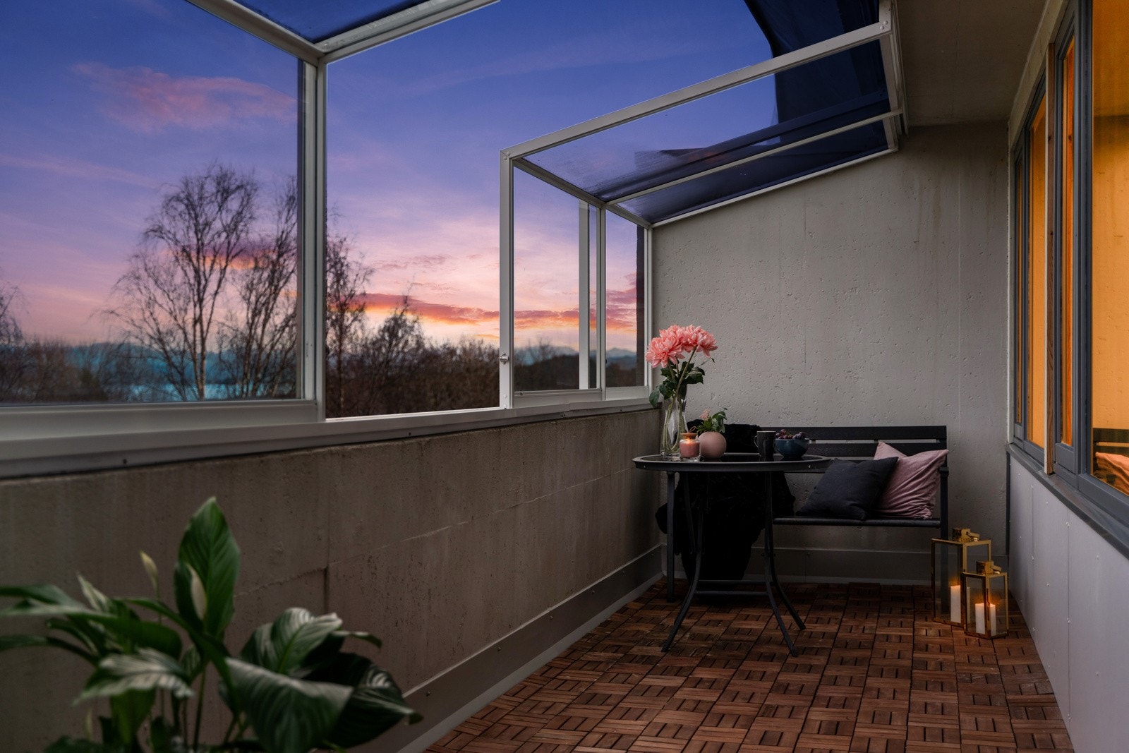 Kveldsstemning på balkongen. Et perfekt sted å avslutte dagen med nydelige farger over fjorden. Galleribilde