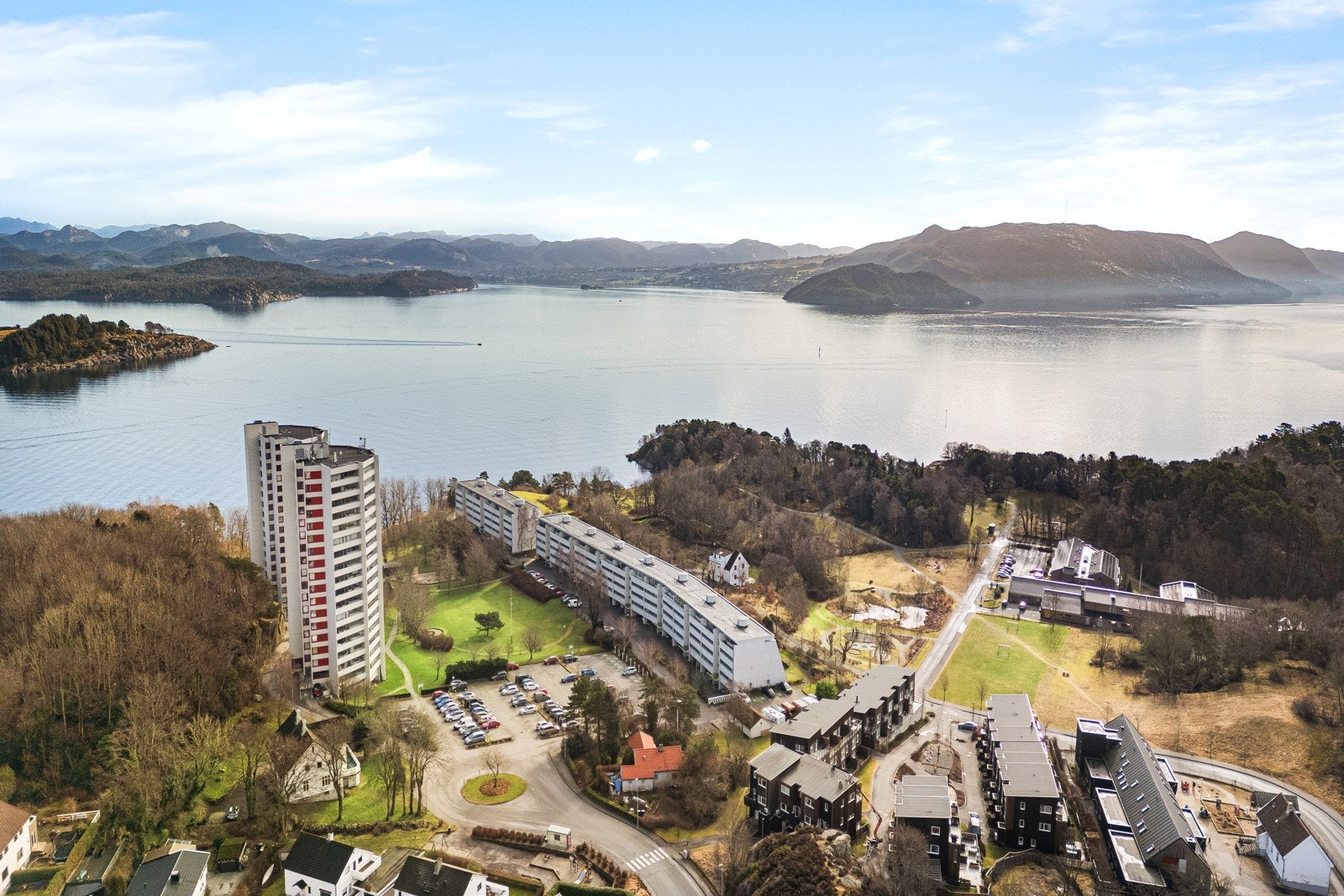 Digranesveien 13 ligger i naturskjønne omgivelser, omringet av store grøntarealer, plen, bed og busker som gir flotte muligheter for uteliv og lek. Galleribilde