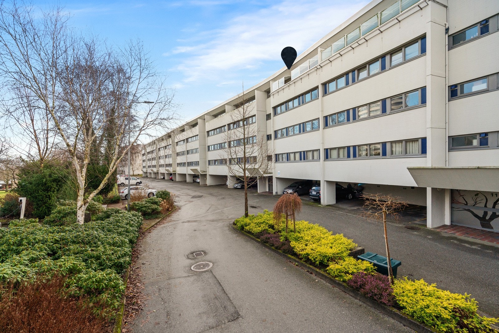 Leiligheten ligger i øverste etasje med parkering like utenfor inngangsdøren. Galleribilde