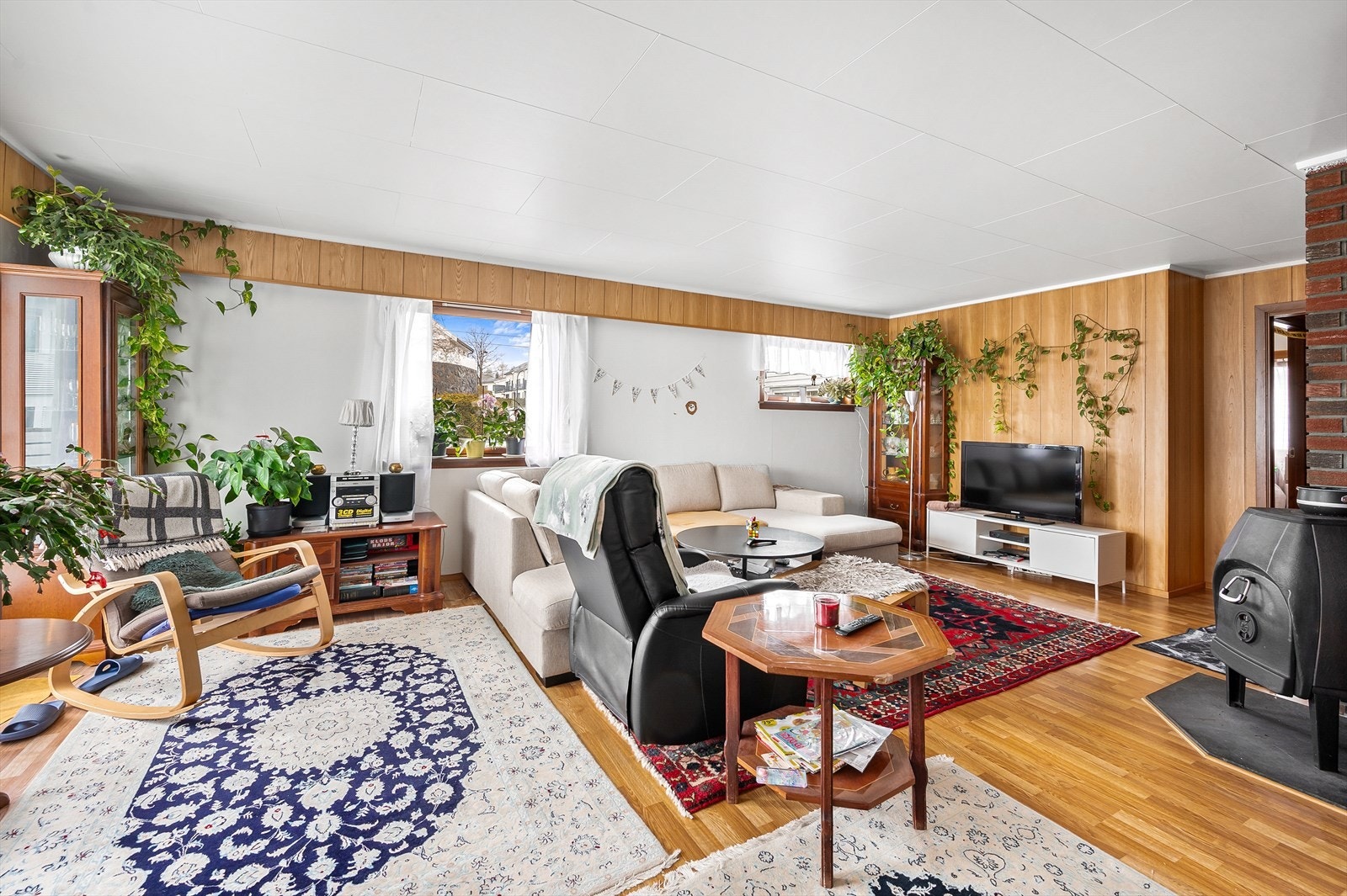 Stue med vedovn. Stuen kan deles opp i flere soner. Galleribilde