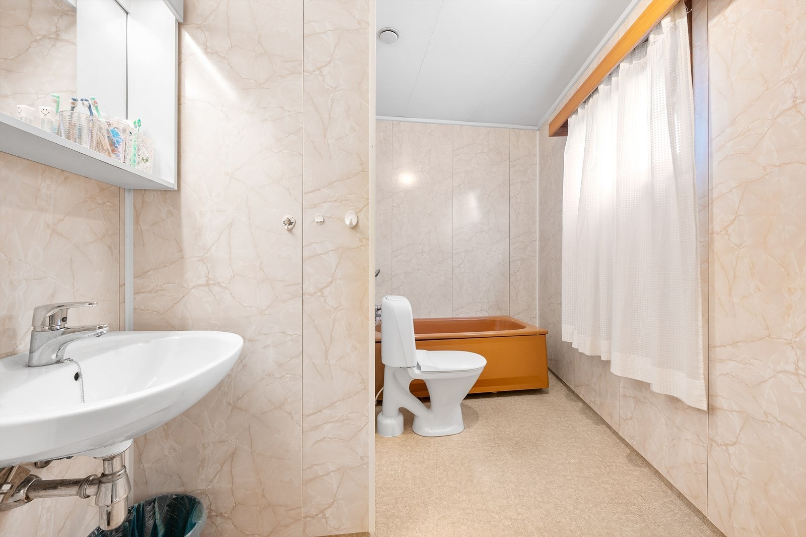 Bad med badekar og servant. Galleribilde