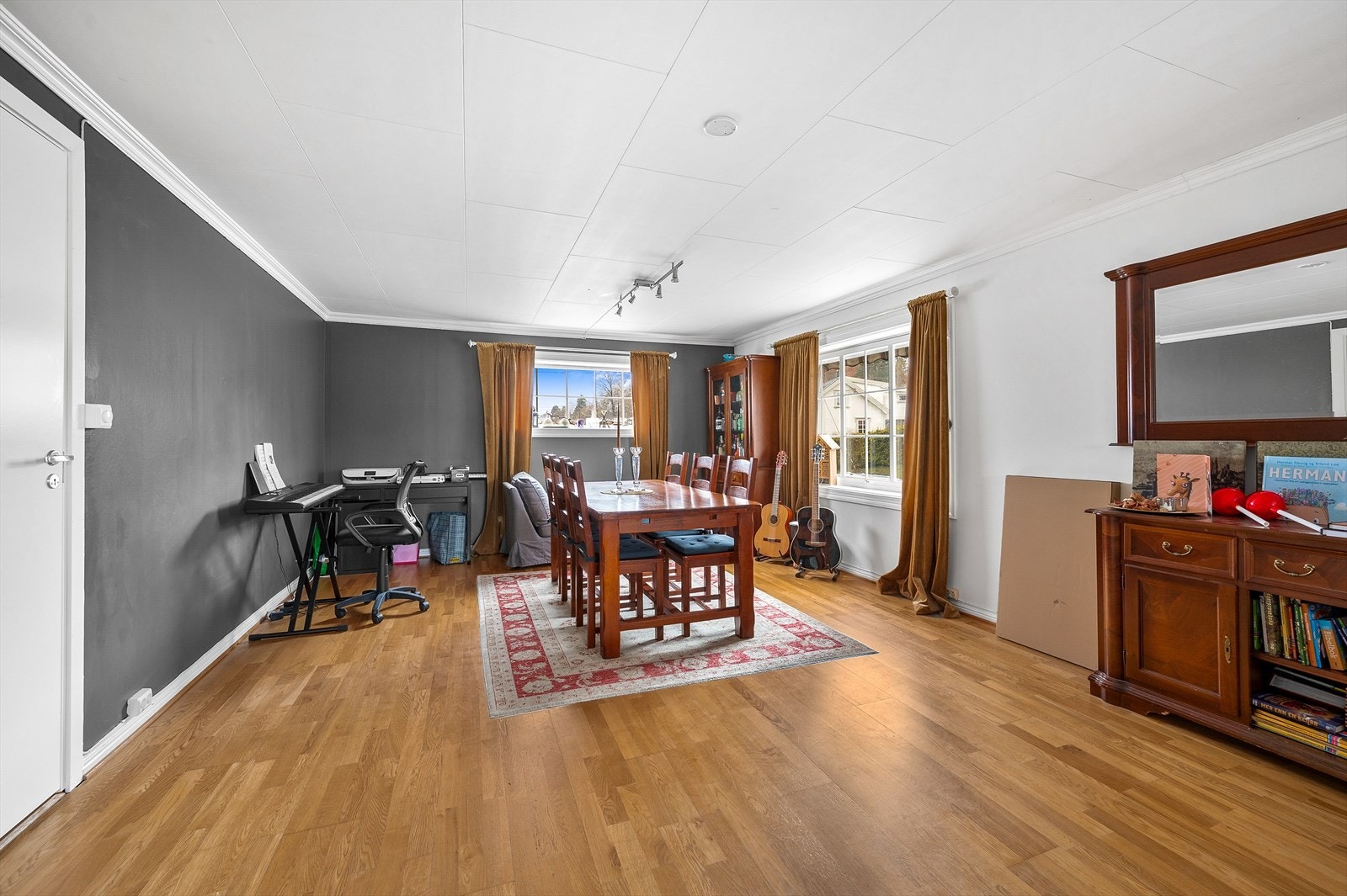 Spisestue med god plass til tilleggsmøblement. Galleribilde