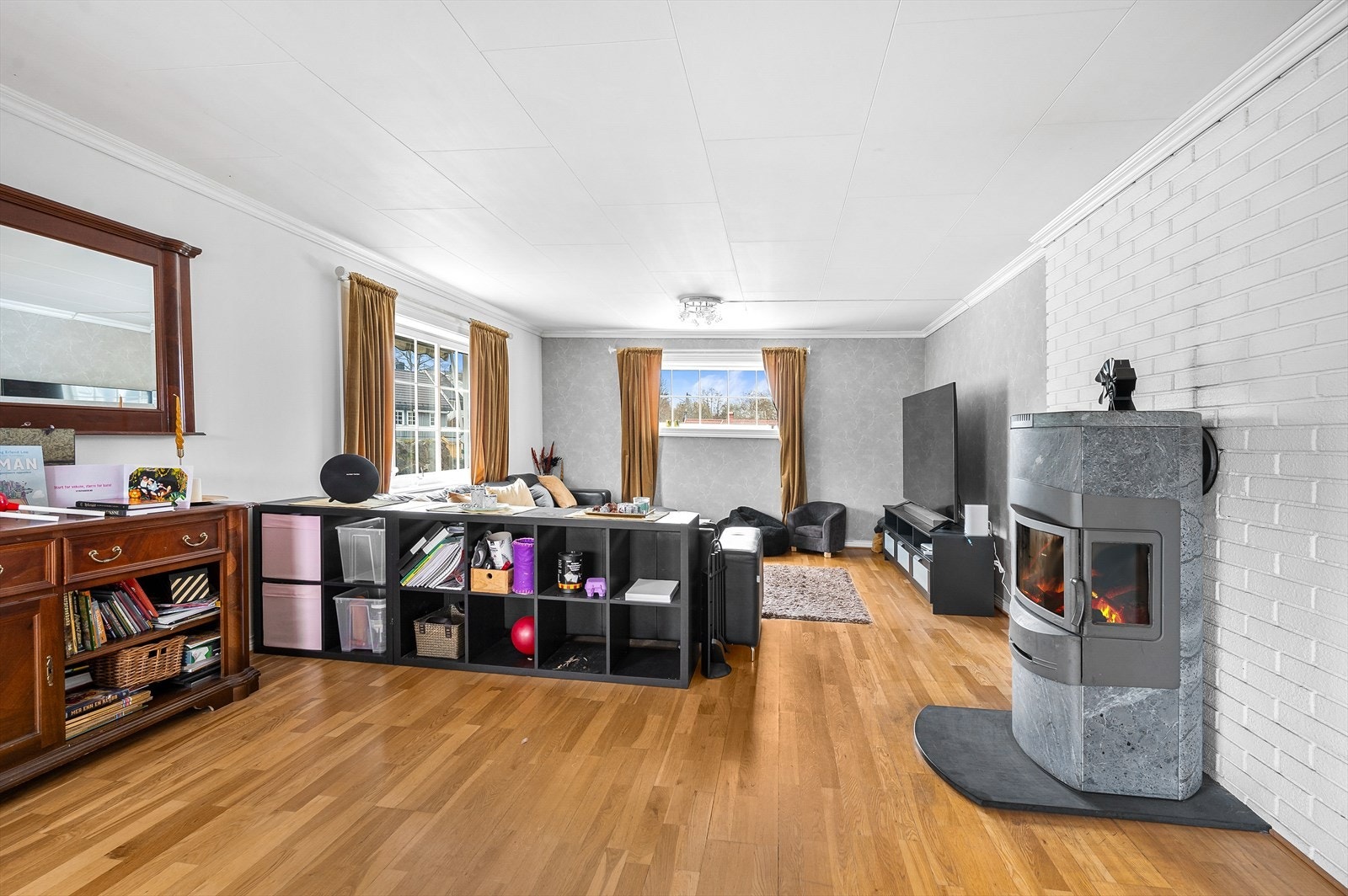 Stue med peis og god plass. Galleribilde