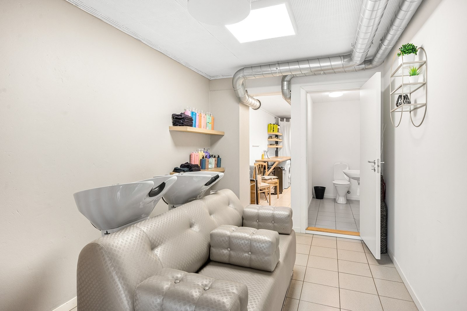 Næringsdel: Del av frisørsalong med toalett i bakgrunnen. Galleribilde