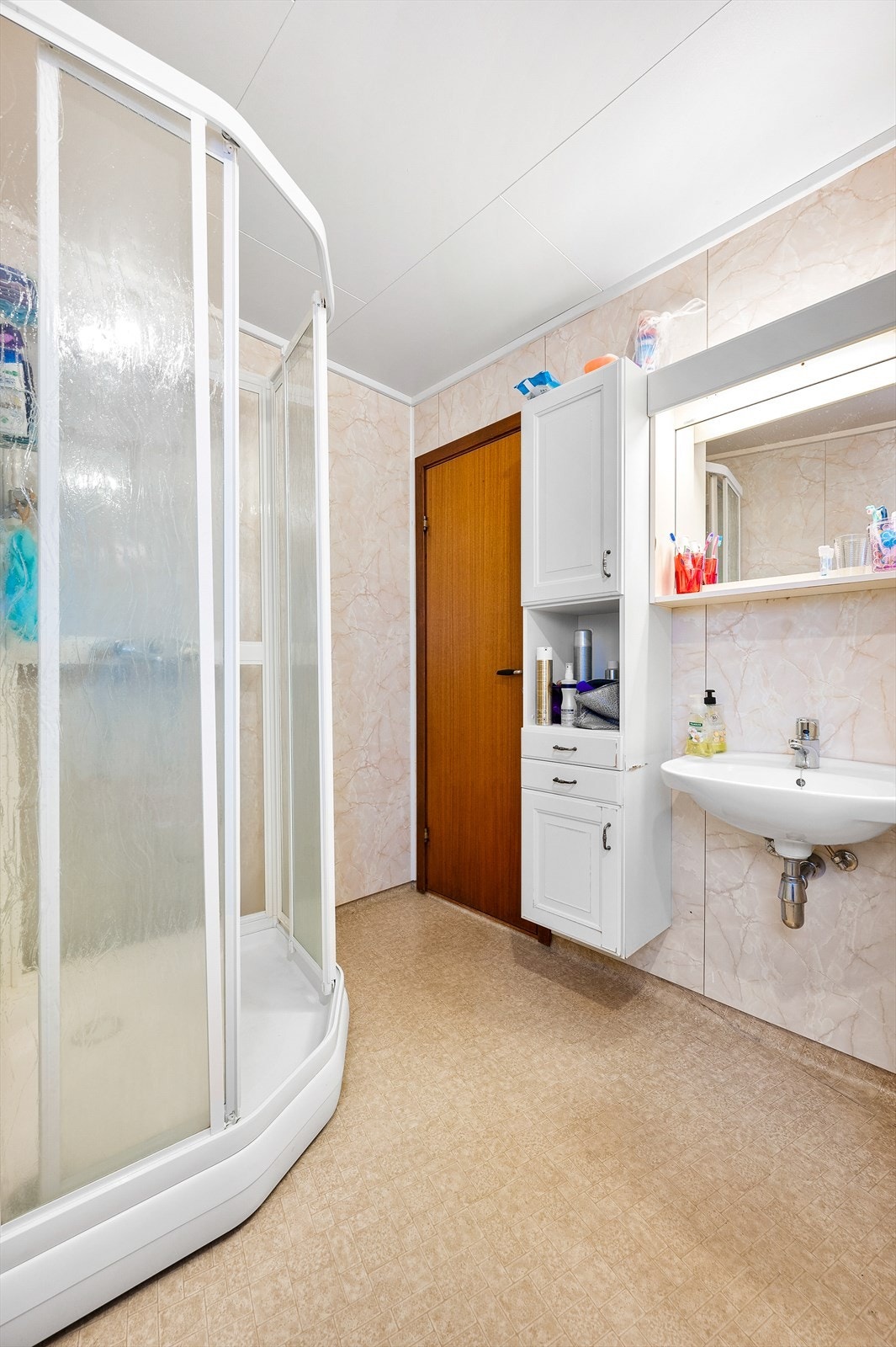 Bad med dusjkabinett. Galleribilde