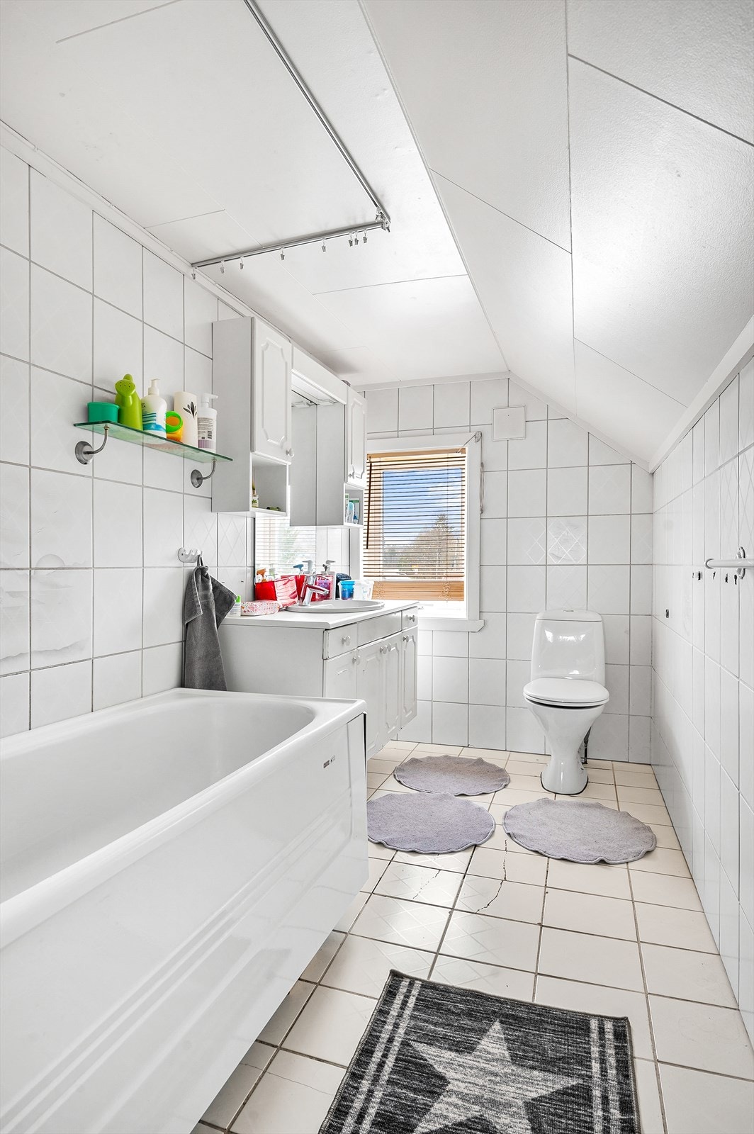 Lyst bad med badekar. Skapplass til oppbevaring. Galleribilde