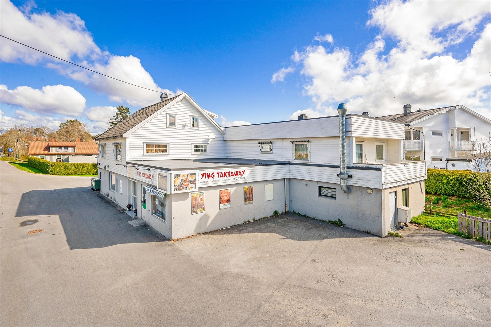 Bygget ligger langs veien, og er godt kjent i område. Galleribilde