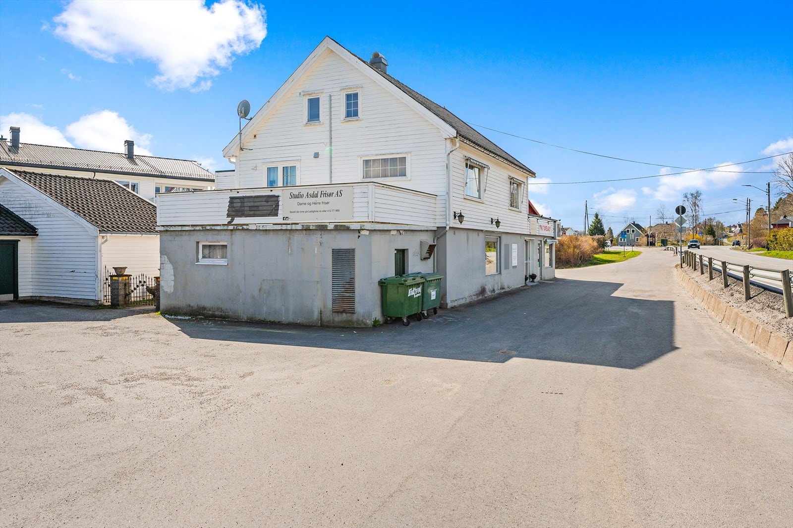 Bygningen inneholder 2 boenheter/leiligheter i 2. etasje, og næringslokaler i 1. etasje. Galleribilde