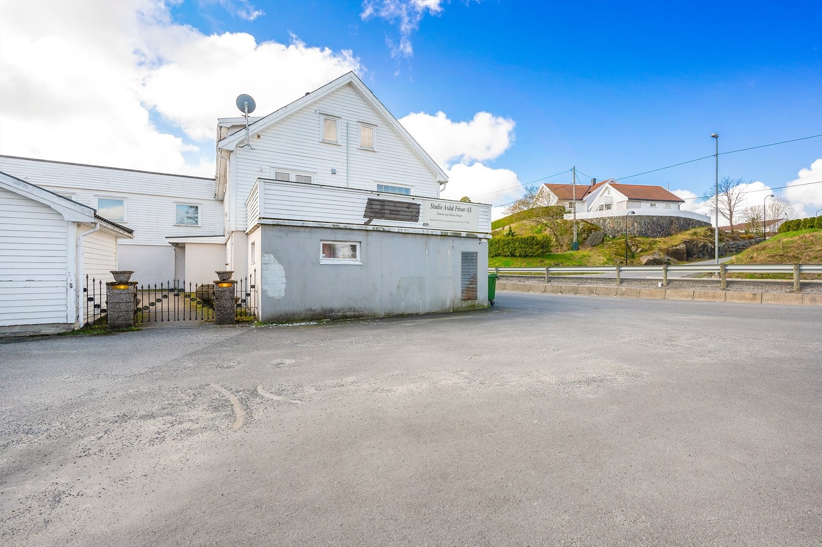 Det er rikelig med muligheter for parkering rundt bygget. Galleribilde