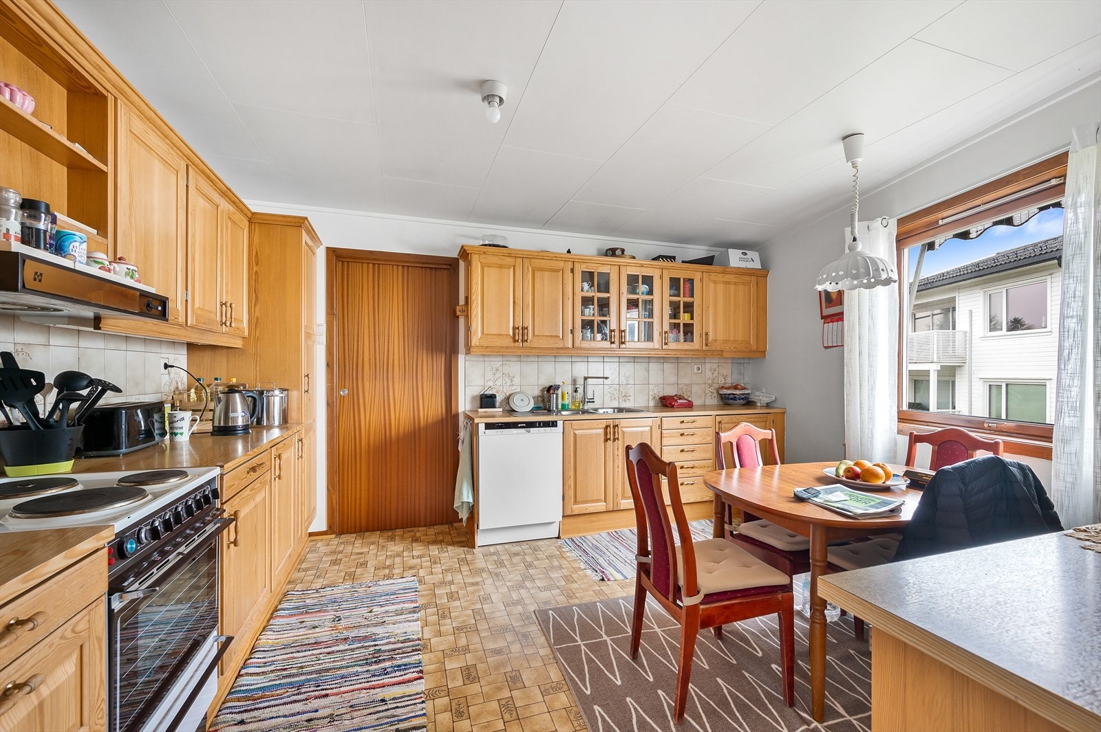 Kjøkken i treutførelse med god plass. Masse oppbevaring, og plass til spisebord. Galleribilde