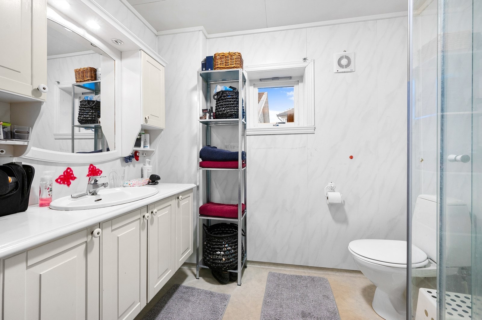 Bad med dusjkabinett og god skapplass. Galleribilde