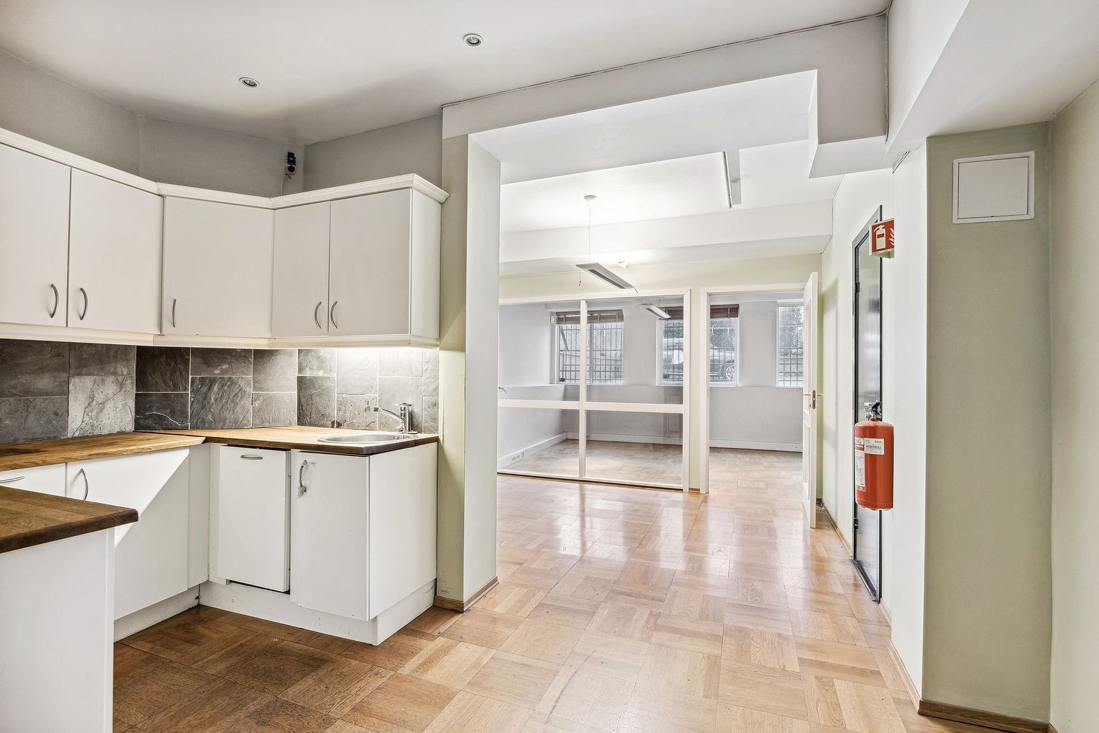 I underetasjene er det kjøkken og kontor. Galleribilde