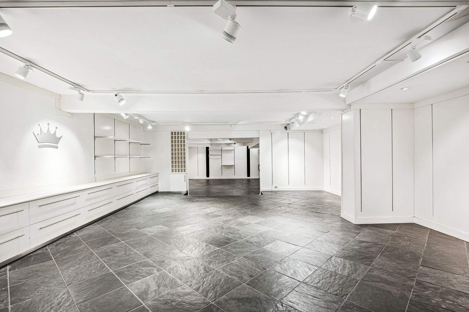 Underetasjen har inngang fra bakgården Galleribilde