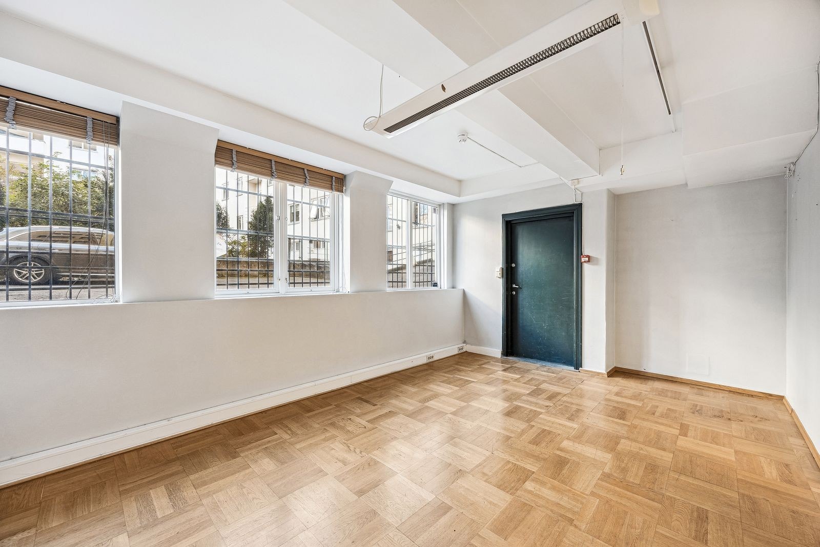 Det er egen inngang fra underetasjen fra bakgården. Galleribilde