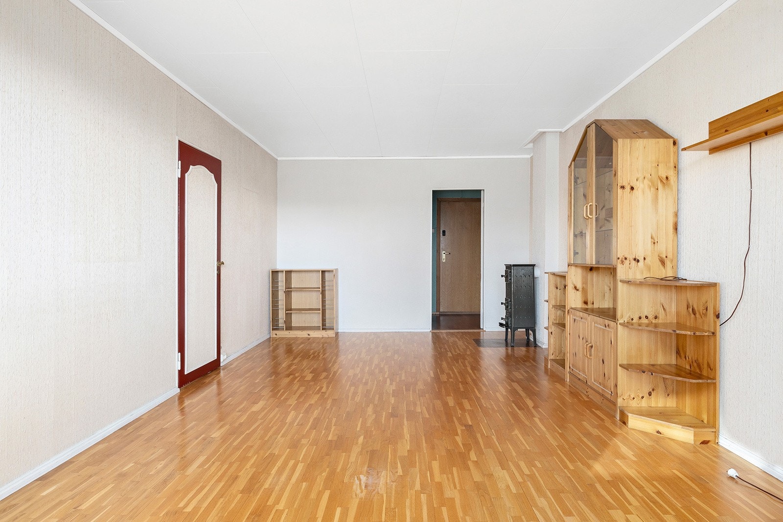 Stuen har god plass til både sofa og spisebord. Vedkamin i stune Galleribilde