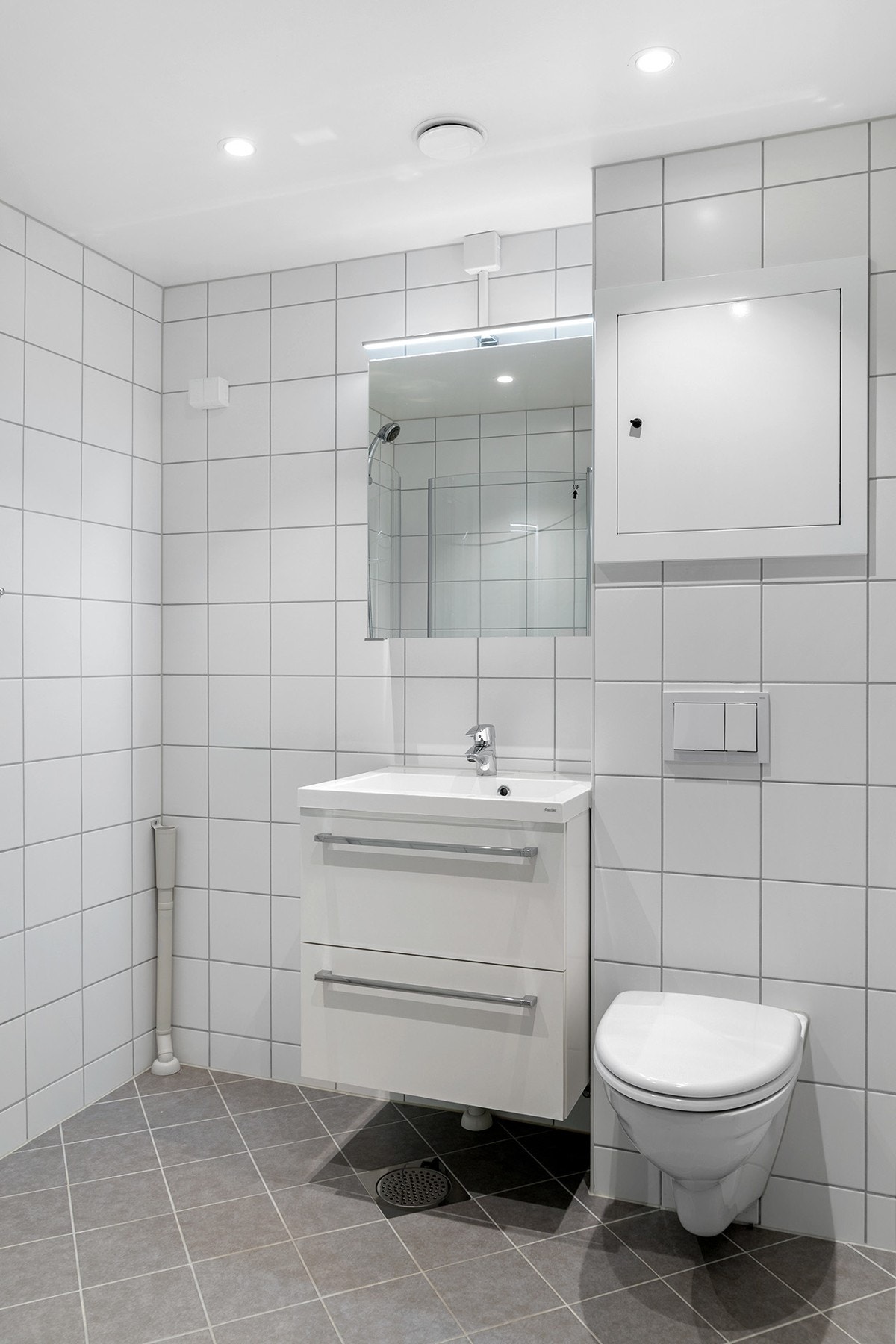 Delikat baderom med opplegg til vaksemaskin Galleribilde